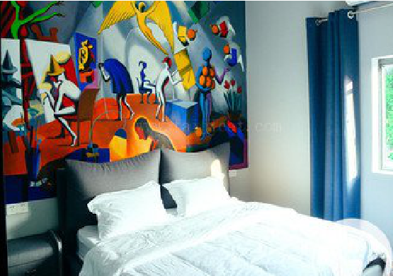 红河对于酒店的墙体彩绘而言更注重哪些方面？